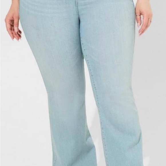 NWT Torrid Bombshell Flare Premium Stretch High-Rise Jean - Picture 2 of 9